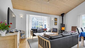 Una sala de estar moderna con un sofá, una mesa y una chimenea.