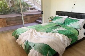 4 makuuhuonetta, tallelokero huoneessa, työpöytä, silitysrauta/-lauta