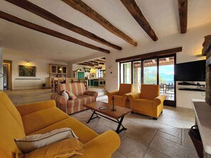 TV, fireplace - Villa with pool and air conditioning (Bartolići)