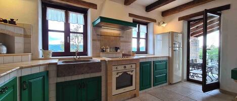 Fridge, oven, stovetop, dishwasher