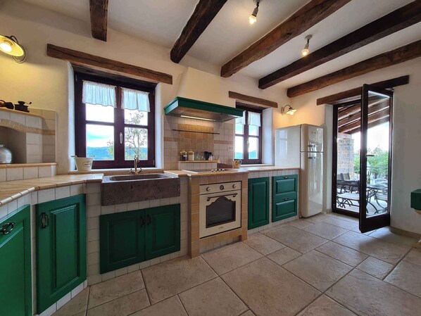 Fridge, oven, stovetop, dishwasher