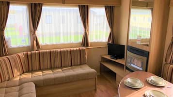 Casa rodante estándar | Área de sala de estar | Televisión de pantalla plana de 20 pulgadas con canales digitales