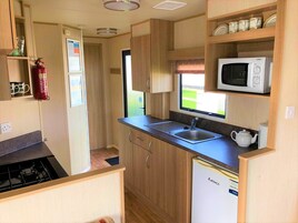 Standard Mobile Home | Private kitchen | Fridge, microwave, oven, stovetop