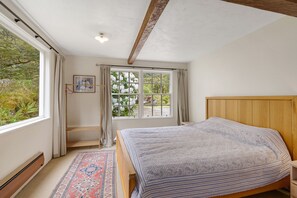 3 bedrooms, desk, travel cot, free WiFi