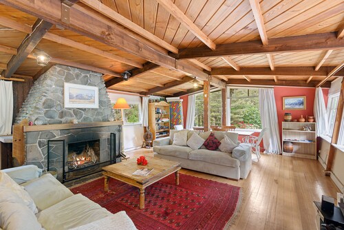 Gorgeous family-sized rustic Holiday Chalet in Arthurs Pass. Tranquil setting!