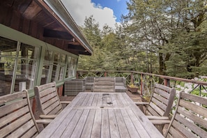 Outdoor dining - Gorgeous family-sized rustic Holiday Chalet in Arthurs Pass.  Tranquil setting! (Arthur's Pass National Park)