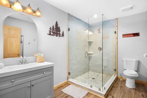 Combined shower/bathtub, hair dryer, towels - Cozy 3BDR Cabin Across From Convention Center | Fast WiFi | Hot Tub (Sevierville)