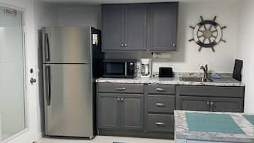 Refrigerador, microondas, cafetera y tetera y tostadora