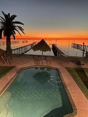 Waterfront Oasis with private pool, Hot tub and 200 ft. Lighted fishing pier