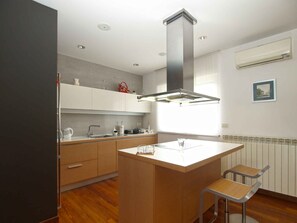 Fridge, oven, stovetop, dishwasher - Villa with air conditioning and pool (Pula)