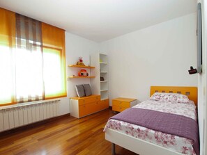 4 makuuhuonetta, silitysrauta/-lauta, internet