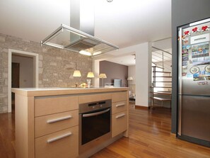 Fridge, oven, stovetop, dishwasher - Villa with air conditioning and pool (Pula)