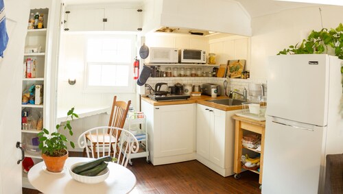 Charming and Romantic Historic Cottage by the World's Safest Beach