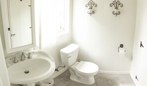 Combined shower/bathtub - Charming and Romantic Historic Cottage by the World's Safest Beach (Carpinteria)