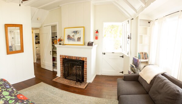 Living area - Charming and Romantic Historic Cottage by the World's Safest Beach (Carpinteria)