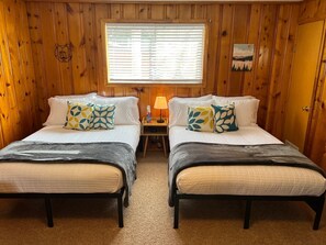 Travel crib, WiFi, bed sheets