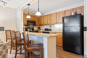 Fridge, microwave, oven, stovetop - Spring Skiing in Vail (Vail)