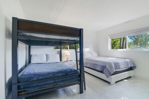 4 bedrooms, iron/ironing board, WiFi, bed sheets