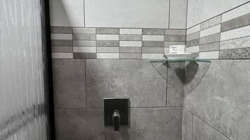 Douche, sèche-cheveux, bidet, serviettes fournies