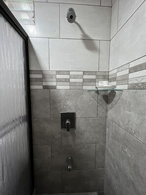 Regadera, secadora de cabello, bidet, toallas 