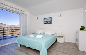 3 bedrooms, free WiFi, bed sheets