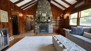 Smart TV, chimenea y libros