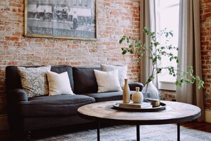 Een smart-tv en boeken