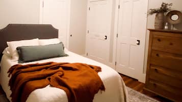 2 habitaciones, escritorio y tabla de planchar con plancha