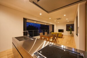 Elite-villa - ikke-ryger (Construction ongoing nearby, No View) | Privat køkken | Køleskab/fryser i fuld størrelse, mikrobølgeovn, kogeplade, brødrister