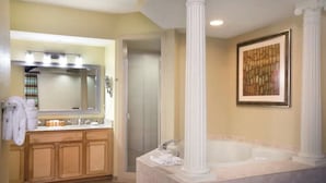 Une salle de bain avec un grand meuble-lavabo, une baignoire et une douche.