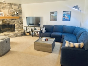 Smart TV, chimenea y libros