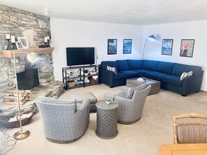 Smart TV, chimenea y libros