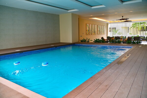 室内游泳池，恒温泳池