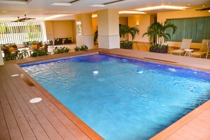 室内游泳池，恒温泳池