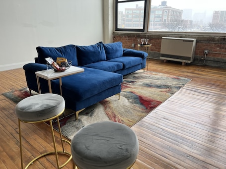 Smart TV. Historic 2 Bedroom Riverfront loft in Corktown