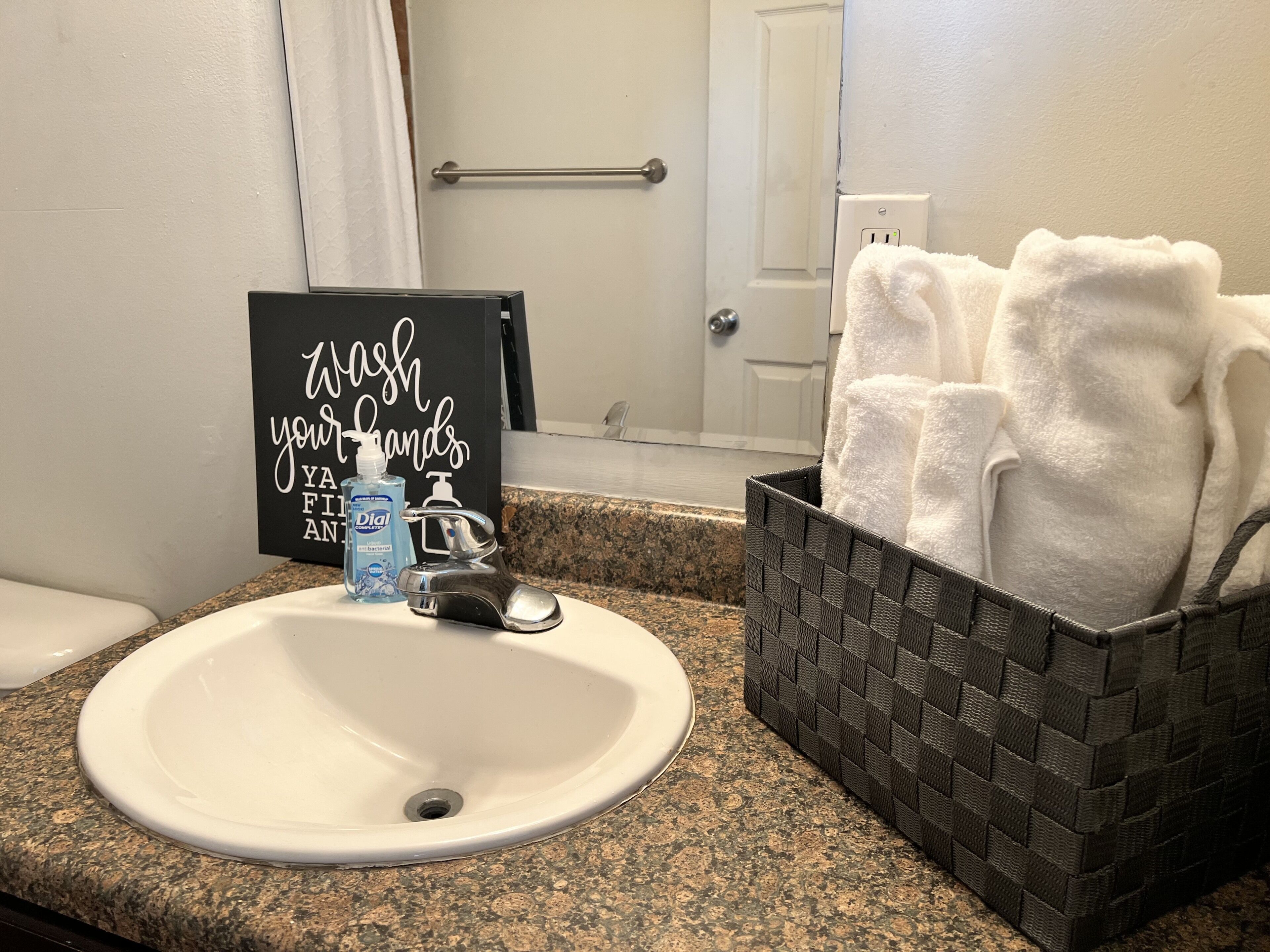 Tina con regadera, toallas, papel de baño 