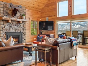 Smart-TV, Kamin, Tischtennisplatte