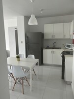 Refrigerador con freezer, microondas, utensilios de cocina