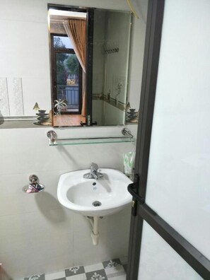 Quadruple Room | Bathroom