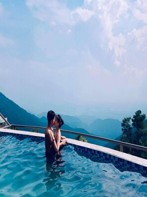 A couple in a hot tub overlooking a mountainous landscape. - Sun Villa Tam Dao (Tam Dao)