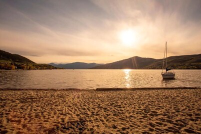 Cozy Condo Steps to Lake