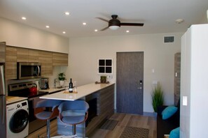 Microondas, horno, placa de cocina, lavavajillas