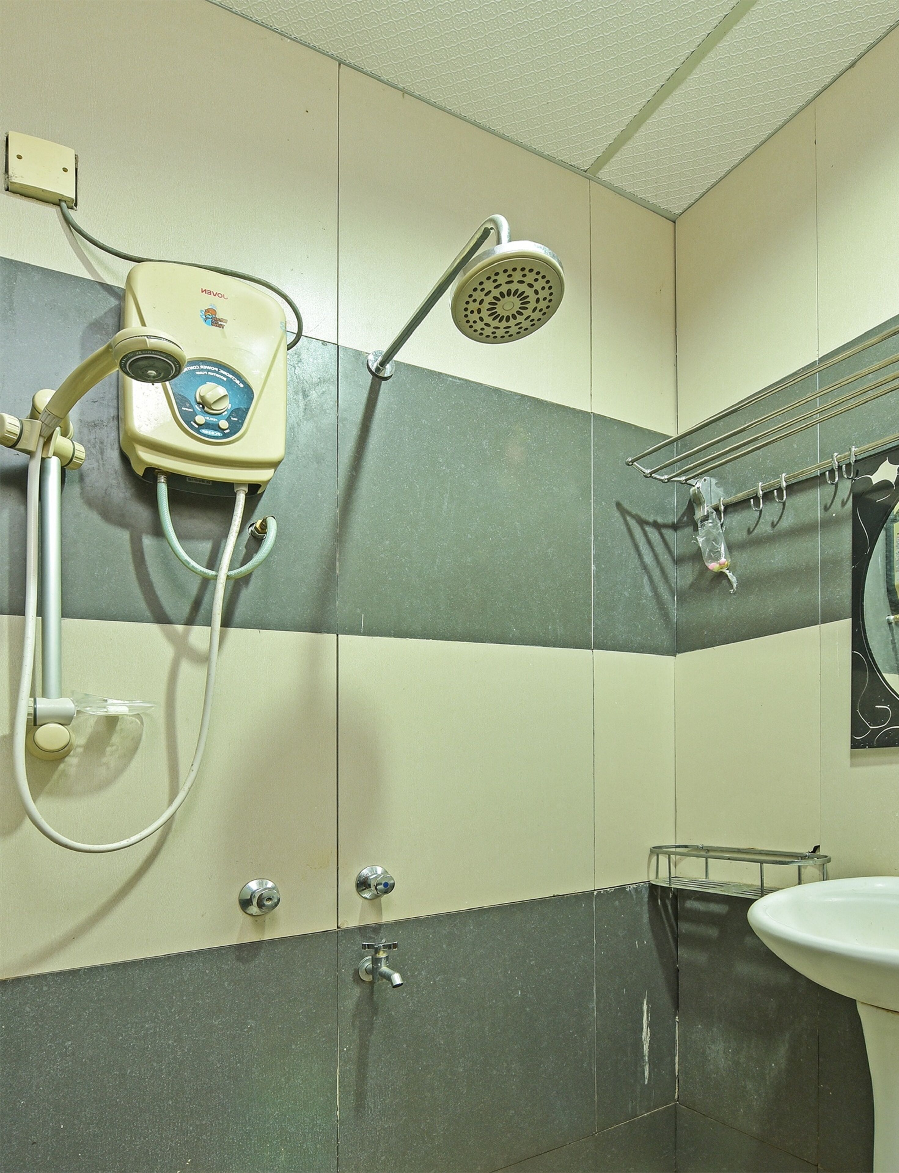 Standaard tweepersoonskamer | Badkamer | Een douche, gratis toiletartikelen, handdoeken, shampoo