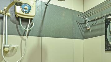 Standaard tweepersoonskamer | Badkamer | Een douche, gratis toiletartikelen, handdoeken, shampoo
