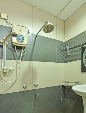 Standard Double Room | Bathroom | Shower, free toiletries, towels, shampoo
