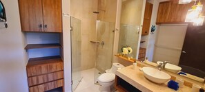 Dusche, Haartrockner, Handtücher