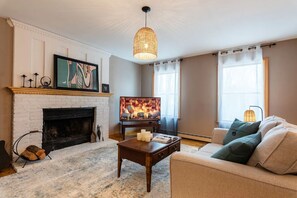 TV - 4BR Mountain Home- 5 from Water Sports & Hiking (Hunter)