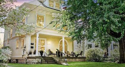 The Bonnycastle 6BR New Orleans Speakeasy Hot Tub, Private Backyard & Playground