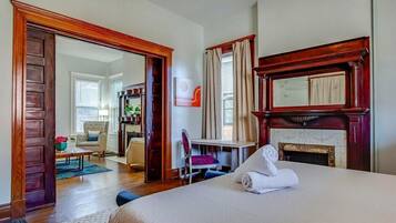 6 camere, una scrivania, ferro/asse da stiro, culla da viaggio