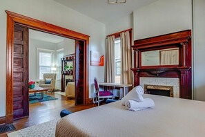 6 slaapkamers, een bureau, een strijkplank/strijkijzer, reisbedje
